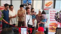 Aldi Taher saat peresmian gerai ke-3 Aldi's Hotdog BSD