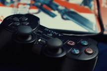 a close up of a video game controller (Foto: Curtis Berry / Unsplash)