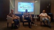 Kepala Bidang Ekonomi Digital Kamar Dagang Industri Indonesia (Kadin) Firlie Ganinduto (tengah) bersama Wakil Kepala Badan Ekosistem Digital Kadin , Jamalul Izza (kanan) Direktur Indonesia Technology Innovation (INTI) Hendry Bunardy (kiri) lainnya saat paparan INTI 2026