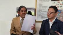 Ismangun & Co saat memberikan keterangan kepada awak media usai memenuhi panggilan pertama atas gugatan PMH terhadap PT Bank Central Asia Tbk (BCA) di Pengadilan Negeri Jakarta Pusat