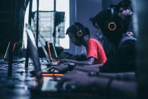 man playing on laptop (Foto: Fredrick Tendong / Unsplash)