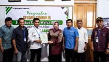 Penyerahan simbolis Sertifikat Tanah warga Pohuwato yang difasilitasi oleh PT IGL