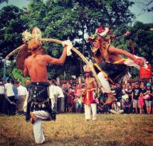 Sebuah Atraksi Caci Diaspora Manggarai, NTT di Anjunjgan NTT TMII, fotografer Pascha IKAMADA