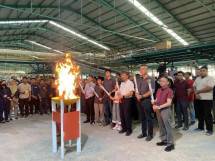 Suasana upacara penyalaan api pada kiln yang dihadiri oleh jajaran direksi PT Sun Power Ceramics