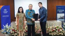 Presiden Direktur PT Lautan Lautan Luas Tbk. Indrawan Masrin (tengah), Direktur Keuangan PT Lautan Lautan Luas Tbk. Elly Mariana Tansil (kiri), bersama Country Director Greenvolt Power Indonesia Adam Salter (kanan) dalam proses penandatanganan Head of Agreement (HoA) di kantor Lautan Luas Jakarta, (4/8/2026). 