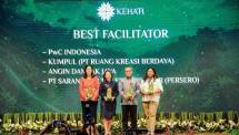 Chairperson dan Founder KUMPUL (dua dari kiri) menerima Penghargaan dalam ESG Award by KEHATI.