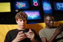 Two friends play mobile games indoors, focusing intently on their smartphones. (Foto: Yan Krukau / Pexels)