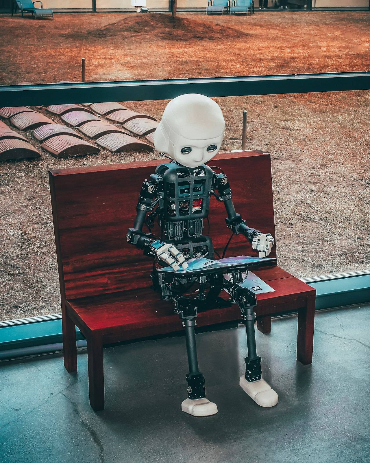 Visualisasi AI - Robot humanoid dengan teknologi kecerdasan buatan