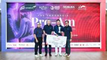 (kedua dari kanan) Pegolf China, Xu Andi, keluar sebagai juara kategori individual