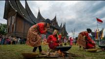 Bundo Kanduang saat proses pembuatan rendang