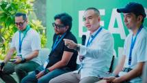 (ki-ka) CEO Tokocrypto, Calvin Kizana; Ferry Irwandi, Founder of Malaka Project; Gema Goeyardi, Founder of Astronacci; Ketua Bidang Perdagangan Asosiasi Blockchain Idonesia (ABI), Yudhono Rawis di acara Tokocrypto Beach Horizon Topic Showcase.