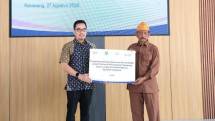 Head of Corporate Secretary PERURI, Adi Sunardi secara simbolis serahkan Santunan untuk 59 Veteran di Karawang.