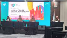 (ki-ka) Meylindawati, Ketua Bidang Keuangan, Permodalan, Investasi, dan Pajak AAJI; Albertus Wiroyo, Ketua Dewan Pengurus AAJI; dan Freddy Thamrin, Ketua Bidang Pengembangan dan Pelatihan SDM (Center of Excellence) AAJI dalam acara Konferensi Pers Kinerja Industri Asuransi Jiwa Periode Semester I 2026.