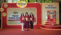 Preeti Chopra Bhatnagar, Head of Marketing WINGS Nutrition, Ardina Rasti, Brand Ambassador MILKOW ActiGrow, dan Yolanda Djaja Sastra, Direktur PemDirector Marketing WINGS Nutrition di acara launching MILKOW ActiGrow.
