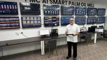 Keterangan Foto: Surendran Kuranadan, Pendiri dan CEO AIREI Sdn Bhd, meninjau data secara real-time di ruang kontrol PMC AI Smart Palm Oil Mill.