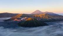 Pemandangan Gunung Bromo dan Gunung Semeru di Jawa Timur, Indonesia