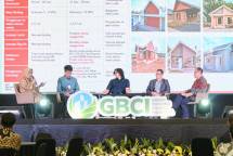 Direktur Operasi SIG, Reni Wulandari (kiri) memberikan paparan keunggulan inovasi Bata Interlock Presisi SIG pada sesi talkshow dalam rangkaian opening ceremony Green Building Festival 2026 di Patrajasa Yudistira Grand Ballroom, Jakarta, pada Kamis (3/9/2026). 