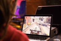 a person using a laptop (Foto: Clastr Cloud Gaming / Unsplash)