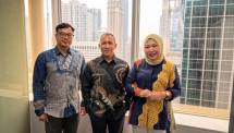 (dari kiri ke kanan) Yonathan Gautama Direktur Hukum dan Kepatuhan, Handy Juniandri Direktur Utama, Ettyta Ramadhani Komisaris.