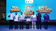 Trial Opening Mega Science Center dihadiri Gubernur Jawa Timur Khofifah Indar Parawansa bersama sejumlah pejabat daerah.