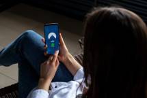 woman using smartphone (Foto: Petter Lagson / Unsplash)