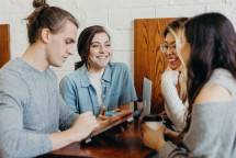 A group of friends at a coffee shop (Foto: Brooke Cagle / Unsplash)