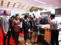Pameran internasional IFMAC WOODMAC 2026 resmi dibuka hari ini di Hall B3 & C3, JIExpo Kemayoran, Jakarta. 