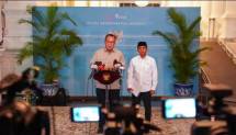 Kepala BRIN Arif Satria bersama Menhut Raja Juli saat memberikan keterangan kepada awak media usai mengikuti rapat terbatas pembentukan BPGMN oleh Presiden Prabowo dalam upaya memperkuat pencegahan karhutla