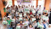 Perwakilan BAF Kantor Pusat memberikan donasi kepada Edi Dimyati Pendiri & Pengelola Kampung Buku Ciracas, Jakarta Timur pada kegiatan CSR BAF United for Care