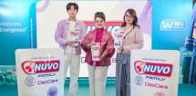 Sandy Kristian Waluyo, peserta Clash of Champions Season 1 (kiri) di acara peluncuran sabun keluarga terbaru dari Wings Care, NUVO Family DeoCare.