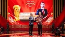 (foto kanan) Presiden Direktur Prudential Syariah, Iskandar Ezzahuddin menerima penghargaan Excellence in Sharia Insurance Transformation Leadership 