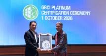 Sertifikat Greenship Platinum diserahkan oleh Expert Associate GBCI, Widjojo Hardjoprakoso, kepada General Manager Operasional Pacific Century Place Jakarta, Jeff Ngoi (kiri).