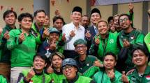 Jusuf Hamka alias Babah Alun bersama pengemudi Ojek Online 