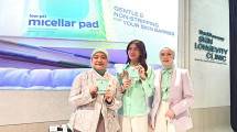 Ki-Ka: Mila Sri Hardiati - Brand Representative, Aaliyah Massaid - Artis, dan dr. Fiza Fikri pada Peluncuran Wardah Low pH Micellar Pad Japanese Mugwort + Upcycled Lavender