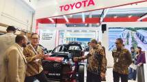 Presiden Direktur PT Toyota Motor Manufacturing Indonesia (TMMIN) Nandi Julyanto saat berada di booth Toyota di ajang Trade Expo Indonesia (TEI) 2026