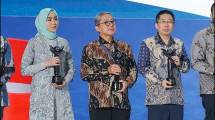 Presiden Direktur PT Toyota Motor Manufacturing Indonesia (TMMIN) Nandi Julyanto (tengah) saat menerima penghargaan Primaniyarta 2026