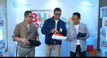 Direktur Utama BSI Anggoro Eko Cahyo (tengah) didampingi SEVP Consumer Product Solution Wawan Setiawan (kanan) dan Corporate Secretary Wisnu Sunandar (kiri) sedang berbincang dan membeli produk lokal yang akan hadir memeriahkan BSI International Expo pada 23-25 Oktober di JICC (Jakarta International Convention Center).