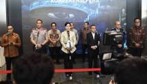 (foto:tengah) Ketua Dewan Komisioner OJK, Friderica Widyasari Dewi saat menegaskan bersih-bersih ini adalah bagian dari reformasi integritas pasar modal.