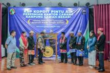 Kadiskop & UKM Kota Bekasi, Herbert S.W. Panjaitan meresmikan Kopdit Pintu Air cabang ke-78 di Bekasi. (Foto: Dok.Peluangnews) Ketua Pengurus Kopdit Pintu Air, Yakobus Jano, memberi sambutan saat peresmian Kantor KSP Kopdit Pintu Air Cabang Kampung Sawah Bekasi merupakan cabang ke-78. (Foto: Dok. Peluangnews) 