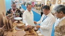 Menperin Muhammad Sarmuji bersama Ketua HIMKI Abdul Sobur saat berfoto bersama di booth HIMKI dalam gelaran TEI 2026