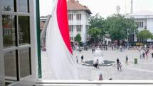 Suasana kawasan Kota Tua Jakarta dengan bendera merah putih berkibar