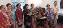 Dari potongan-potongan batik yang tersisa, Anne Avantie merangkai sebuah persembahan bernama Tresna Suci. Bersama Komunitas Kebaya Menari, karya itu akan dibawa ke Praha, Republik Ceko, sebagai ungkapan cinta kasih dan persaudaraan dari Indonesia.