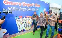 Menteri Perindustrian (Menperin) Muhammad Sarmuji saat mengunjungi pabrik Cimory 