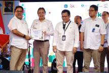  Penghargaan tersebut diserahkan langsung oleh Wakil Gubernur DKI Jakarta, Rano Karno, kepada Direktur Utama Bank Jakarta sekaligus Ketua FKIJK DKI Jakarta, Agus H. Widodo. 