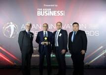 Chief Financial Officer & Direktur Investasi Sementara PT Indonesia Infrastructure Finance, Eri Wibowo (kedua dari kiri) menerima penghargaan Asian Innovation Excellence Awards 2026 pada kategori Operational Innovation of the Year &ndash; Financial Services di Singapura, (20/10)