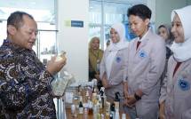 Menperin Muhammad Sarmuji saat mengunjungi SMK-SMAK Bogor