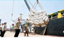Ilustrasi pemuatan 10.000 ton jagung SPHP di Pelabuhan Soekarno-Hatta, Makassar.