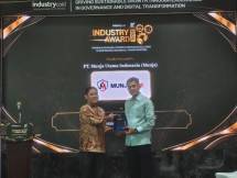 Penghargaan diterima CEO Munja Utama Indonesia Robertus Berot (Kiri) yang diserahkan oleh CEO INDUSTRY.co.id sekaligus Ketua Dewan Juri Industry Award 2026, Nandi Nanti, di President Lounge, Menara Batavia, Jakarta, Kamis (29/10/2026).