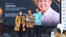 Ketua Himpunan Industri Mebel dan Kerajinan Indonesia (HIMKI) Abdul Sobur saat menerima penghargaan di ajang Industry Award 2026