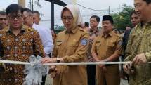 Direktur PT Fontana Bangun Cemerlang Harso Salim beserta Direktur PT Bumiraya Utama Pintarso Adijanto serta Walikota Tangerang Selatan Airin Rachma Diany saat peresmian Martadinata Residence (Foto: Ridwan/ INDUSTRY.co.id)